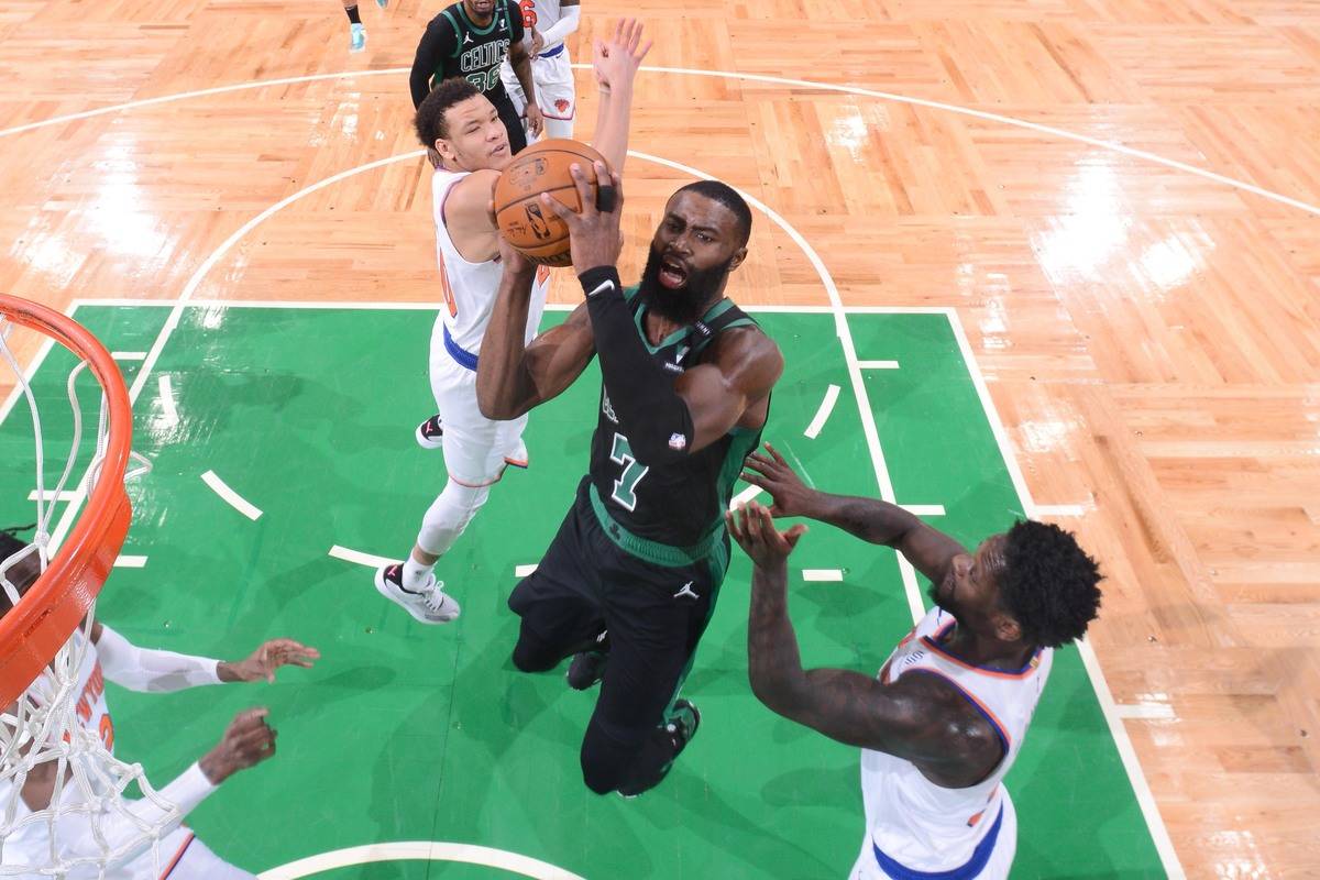 关于从德约科维奇爆冷击败篮网到托特纳姆围绕NBA常规赛强势反弹，塔图姆在曼联比赛中问鼎冠军的信息